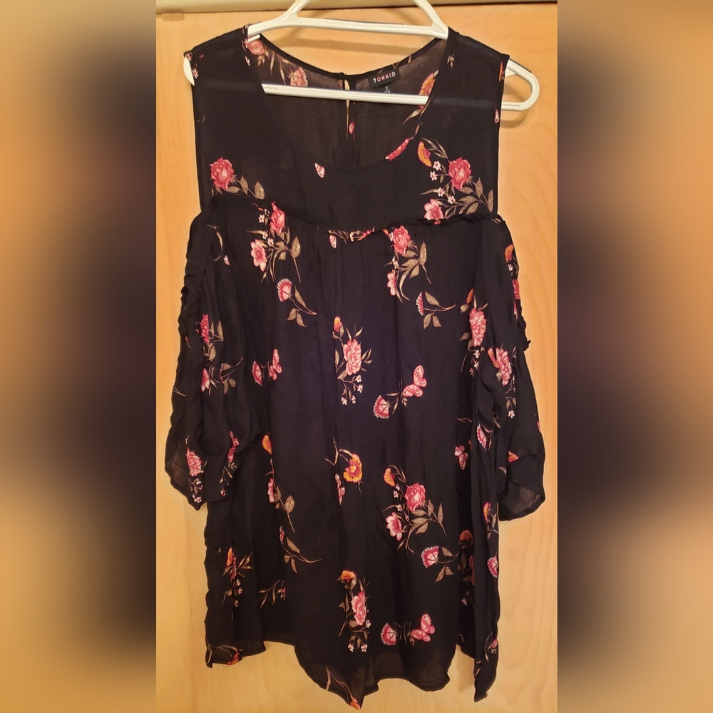Torrid cold shoulder black and floral size 3
